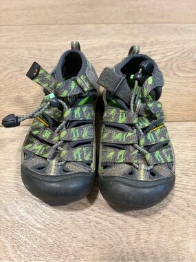 KEEN Toddler Size 9 Green Bugs